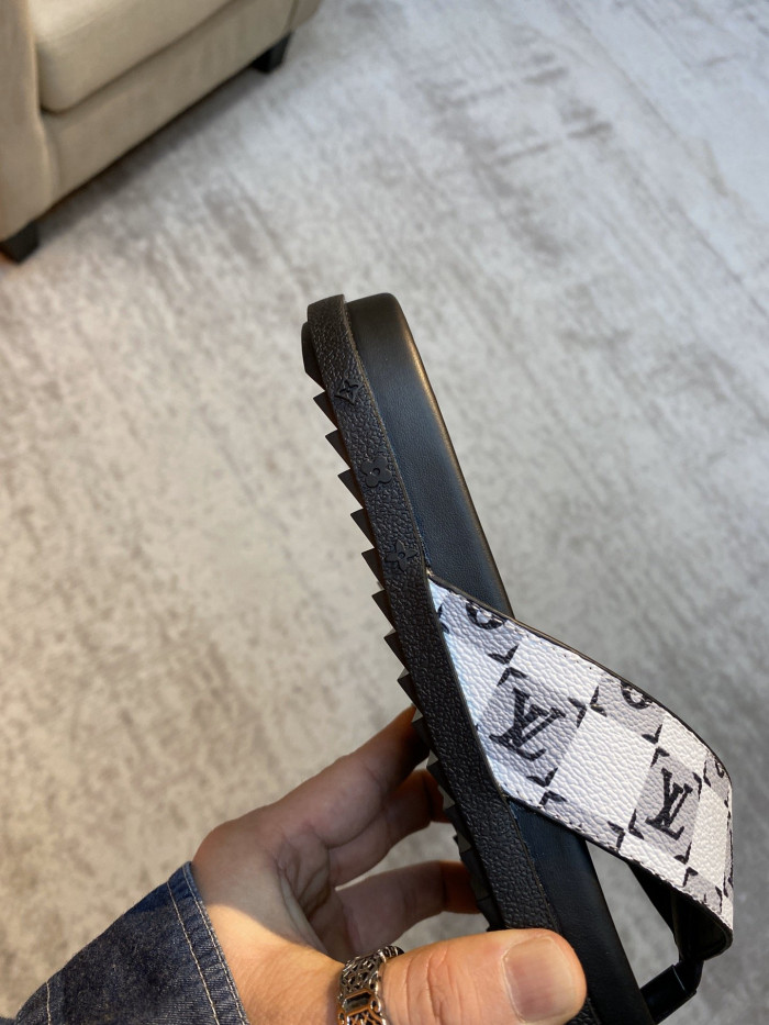 Va1e*ntin0 Slippers
